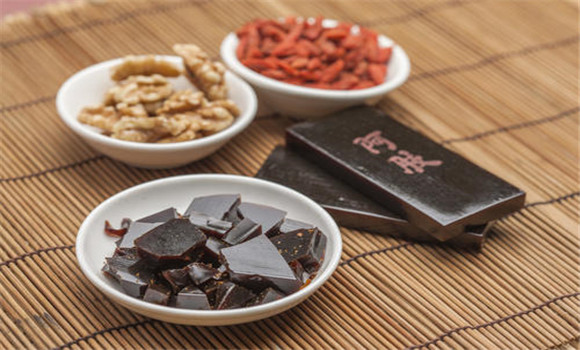 阿膠補(bǔ)益精血、強(qiáng)健筋骨的功效